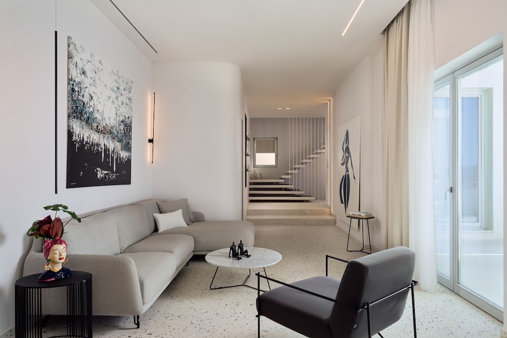 White - Blue VIlla photo 2