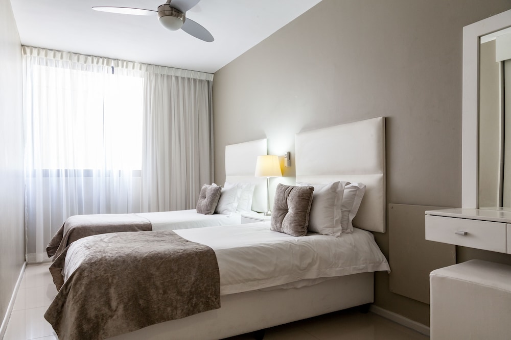 Three Bedroom Luxury Suite - 6 Sleeper (7) - Photo 2