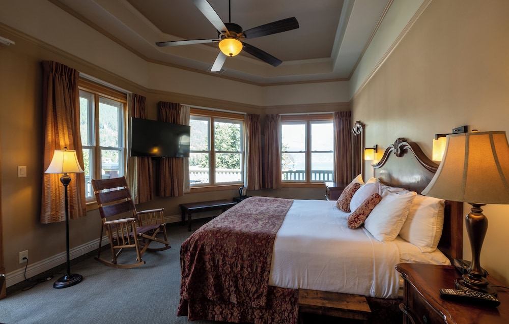 Deluxe Room, 1 King Bed, Lake View