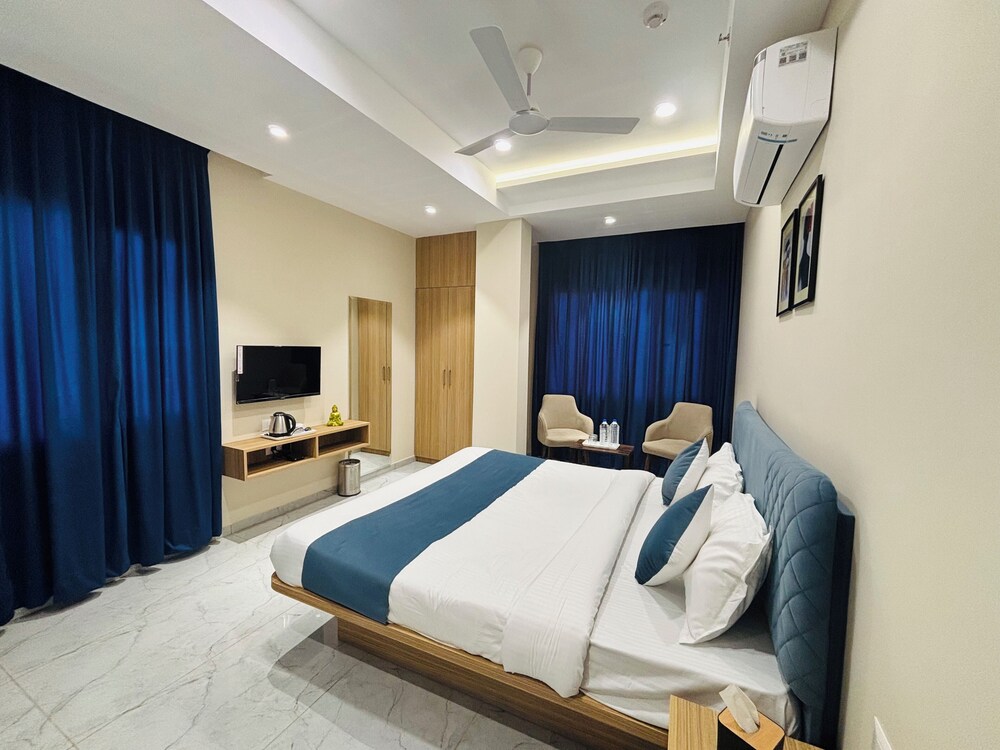 Superior Double Room, City View