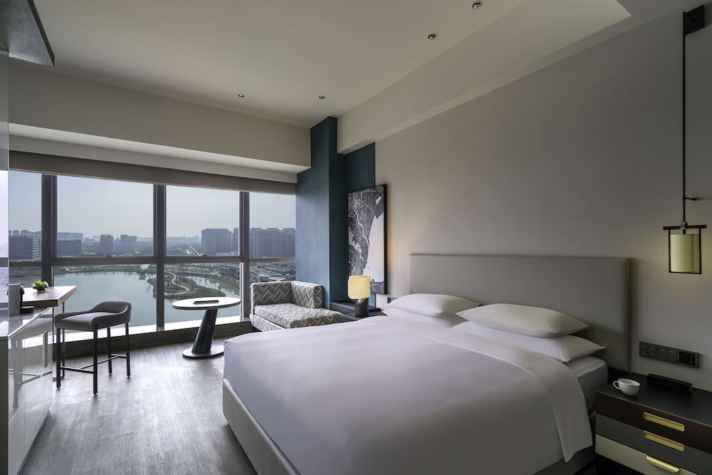 Room, 1 King Bed, Lake View (Pet Friendly)