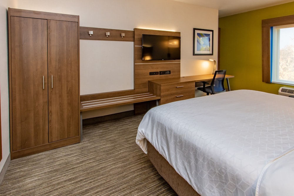 Suite, Multiple Beds - Photo 3