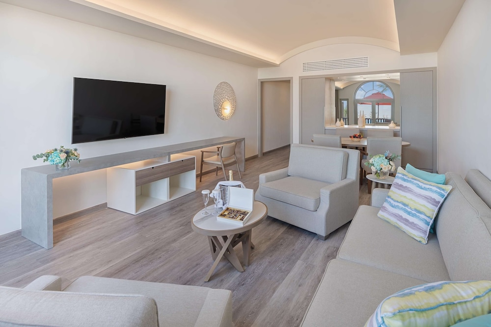 Sea View Residence Two Bedroom Suites with Lounge Access, Butler & Mall Shuttle