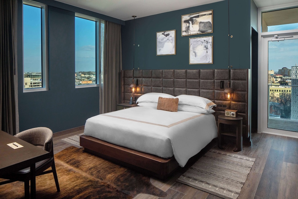 Thompson Suite with 1 King Bed - Photo 4