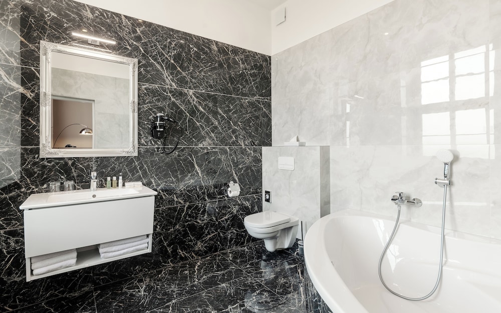 Executive Double Room, Bathtub - Photo 7