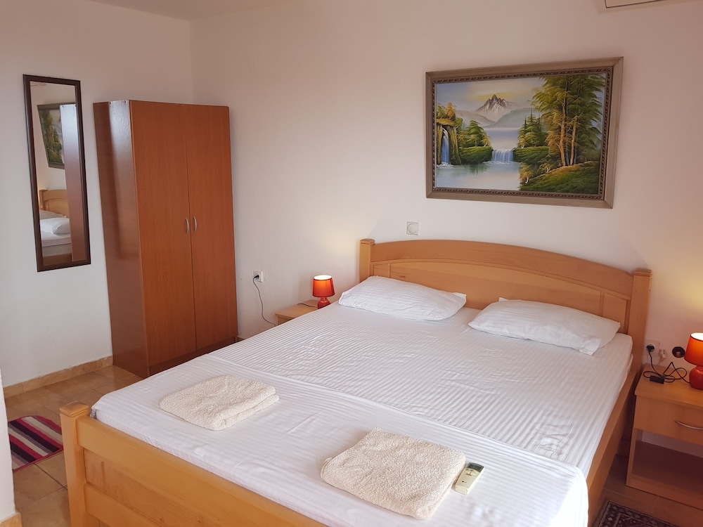 Basic Duplex, Sea View
