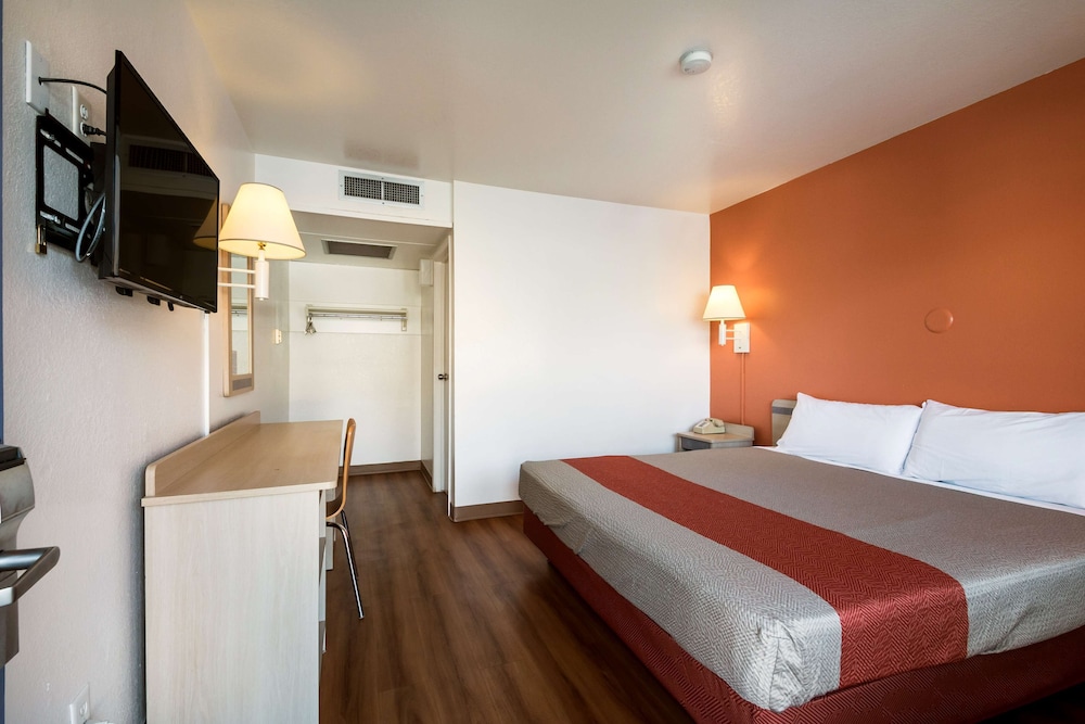 Standard Room, 1 King Bed, Non Smoking - Photo 1