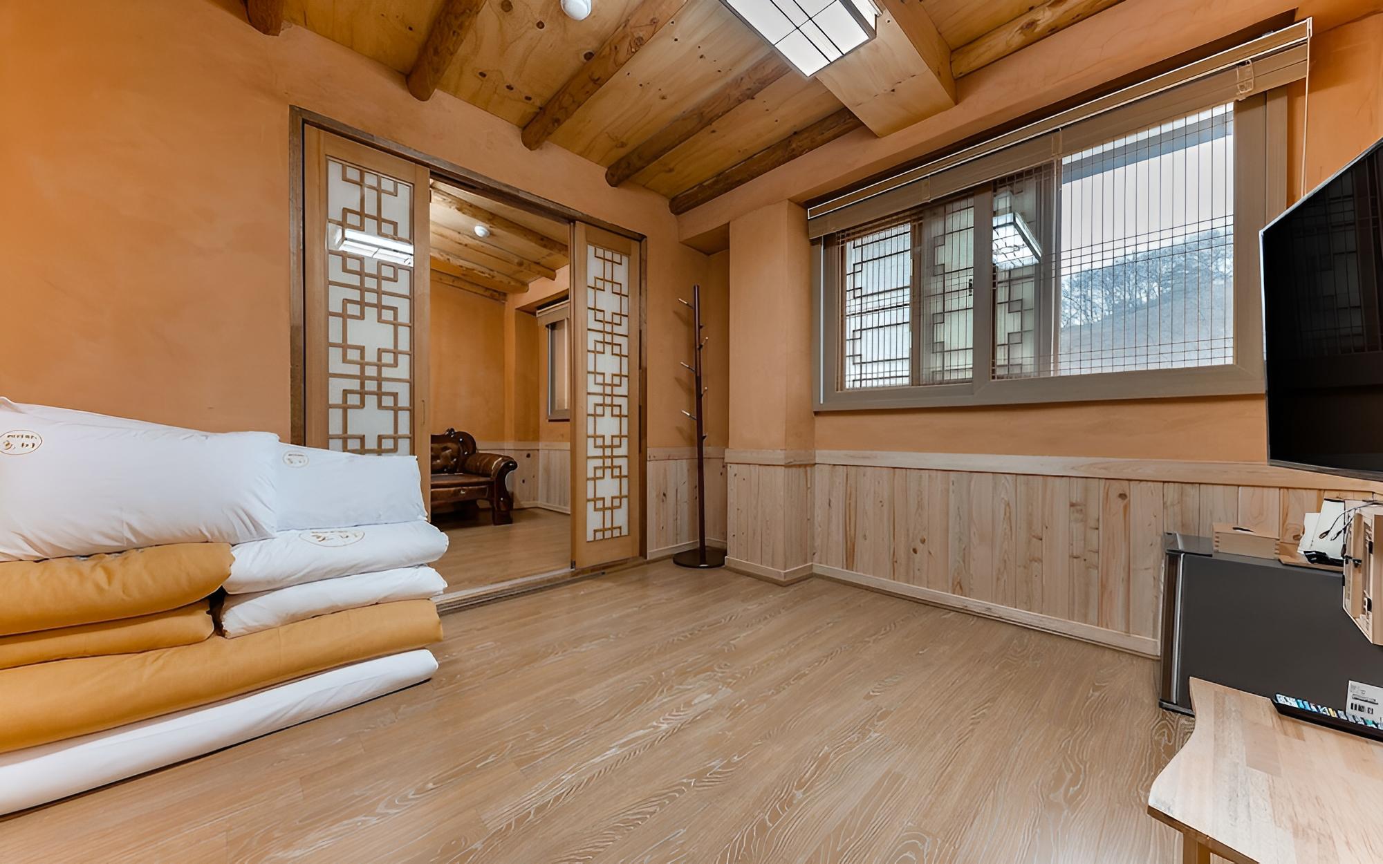 Room (Family Room (2 rooms Ondol Cypress Be) - Photo 1