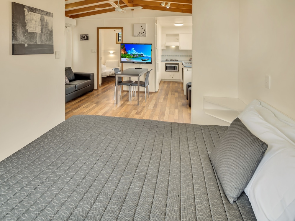 Swan Bay Studio Cabin photo 3
