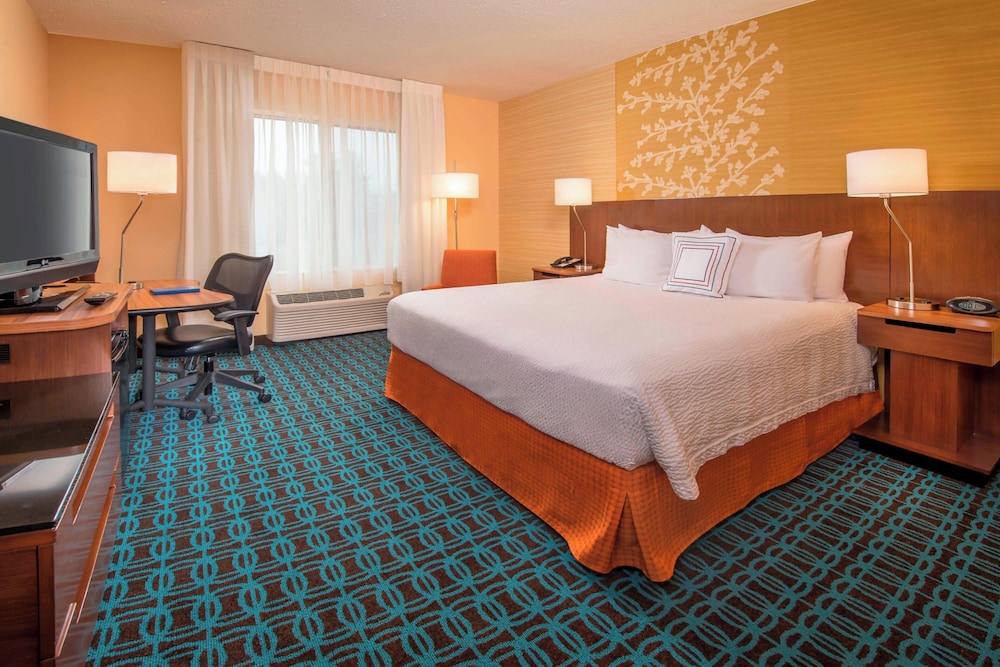 Room, 1 King Bed (Mobility/Hearing Access, Roll-in Shwr) - Photo 2