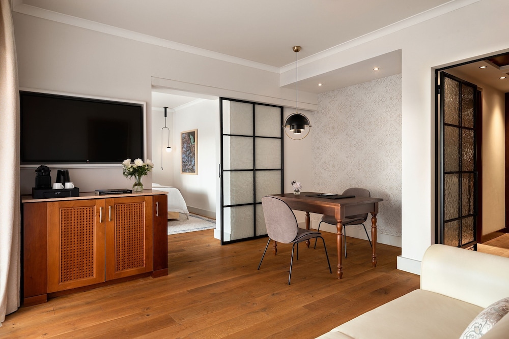 Family Suite, 1 King Bed with Sofa bed, Corner - Photo 8