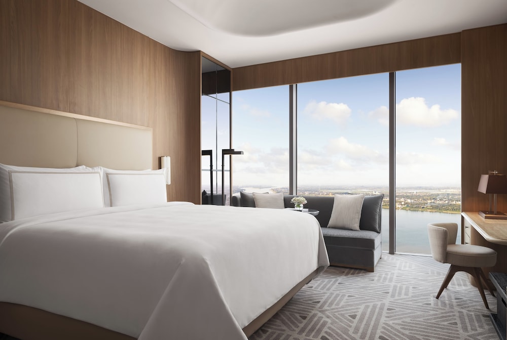 Executive Suite, 1 King Bed, River View - Photo 3