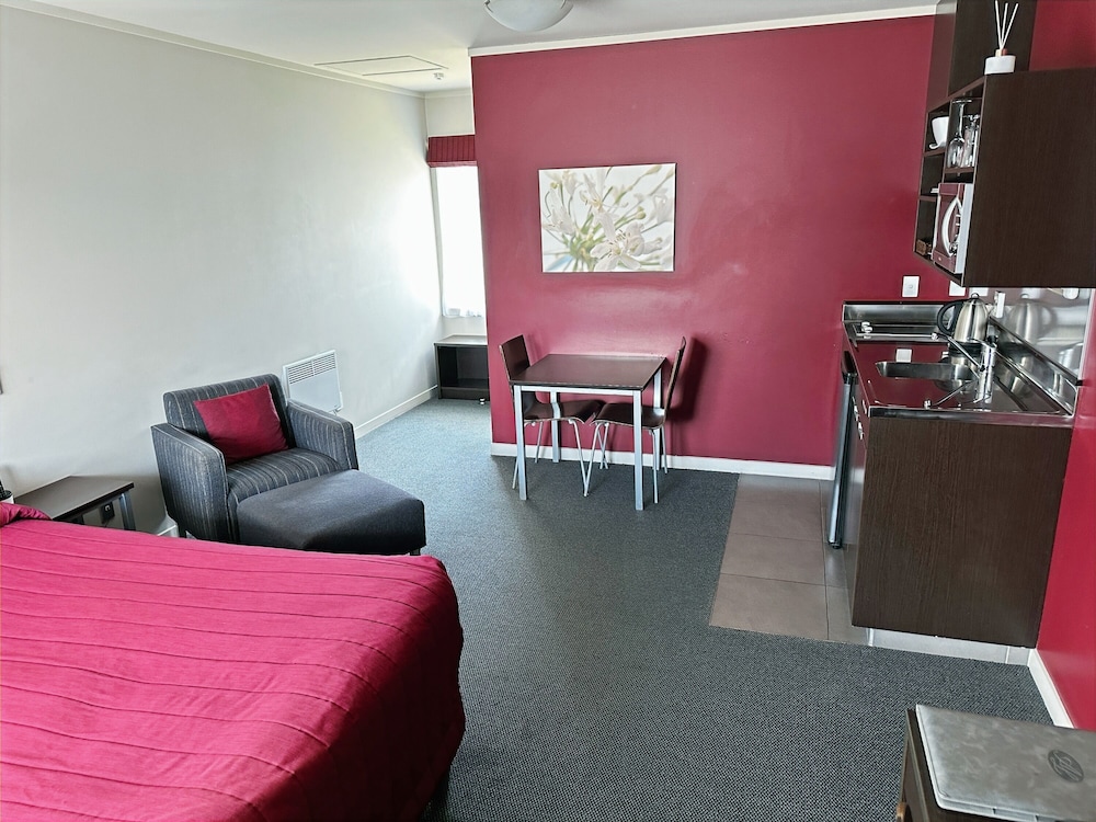 Executive Studio with Shower and Kitchenette