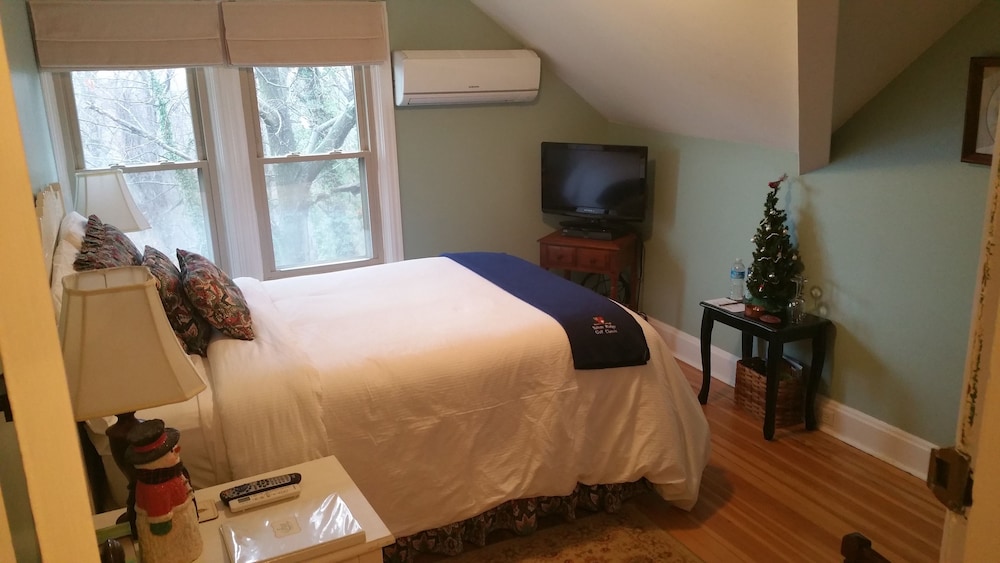 Signature Room, 1 Queen Bed ( Rae's Creek) photo 3