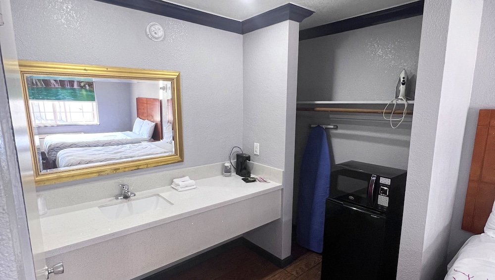 Suite, 2 Bedrooms, Non Smoking, Refrigerator & Microwave photo 2