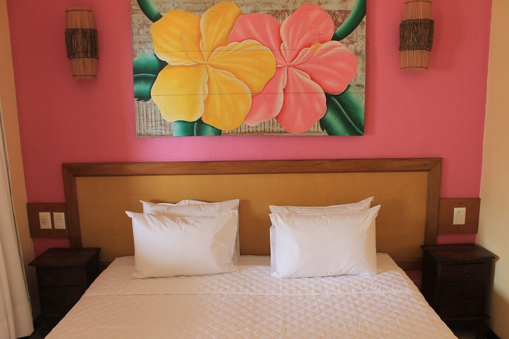 Standard Triple Room, Pool View photo 3