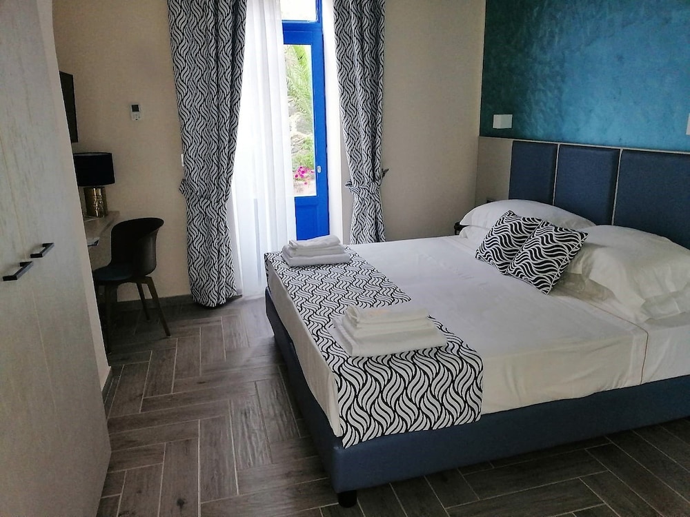 Classic Double or Twin Room, 1 Bedroom, Partial Sea View, Slope side