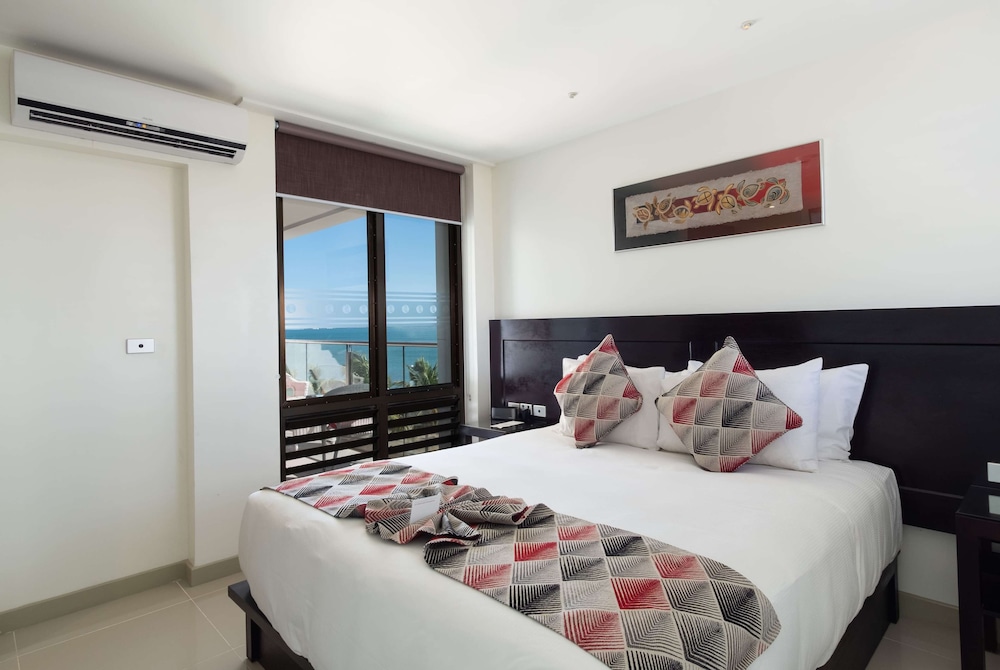 1 King Bed, 2 Single Beds, 2-Bedroom Suite, Partial Ocean View, Non-Smoking photo 3