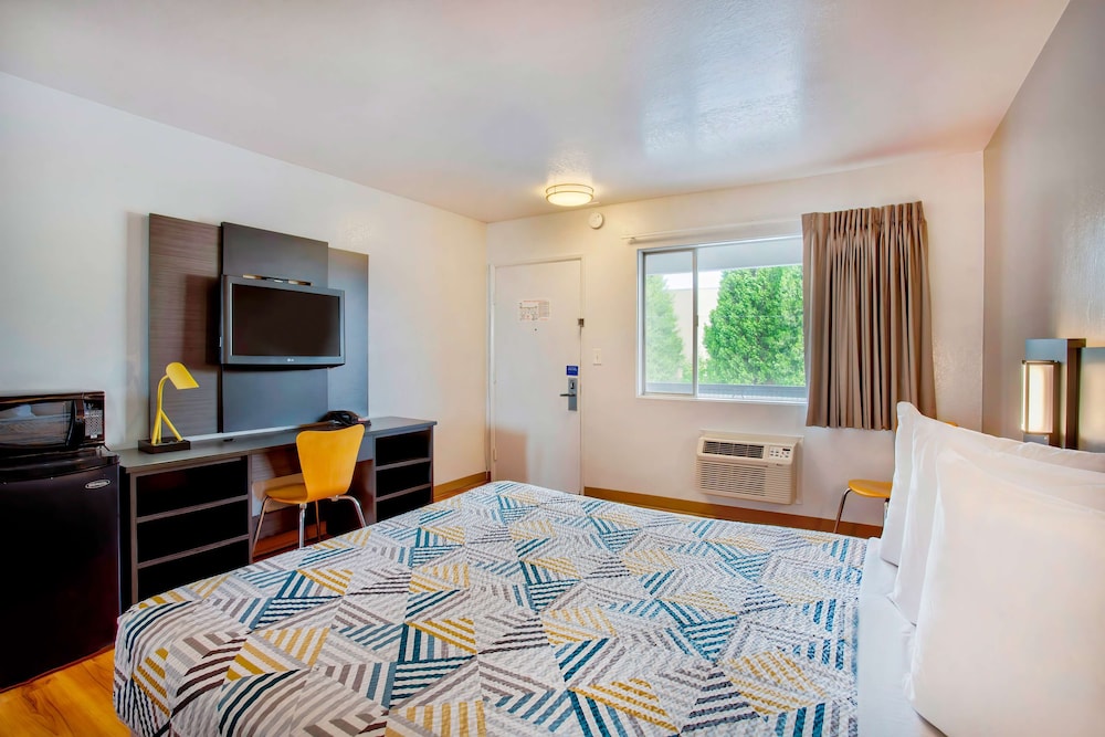 Deluxe Room, 1 Queen Bed, Non Smoking, Refrigerator & Microwave photo 3