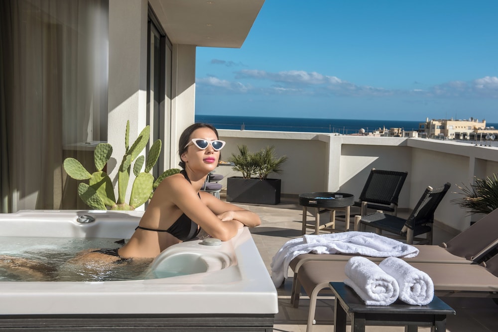 Junior Suite with Outdoor Jetted Tub and Side Sea View thumbnail 5