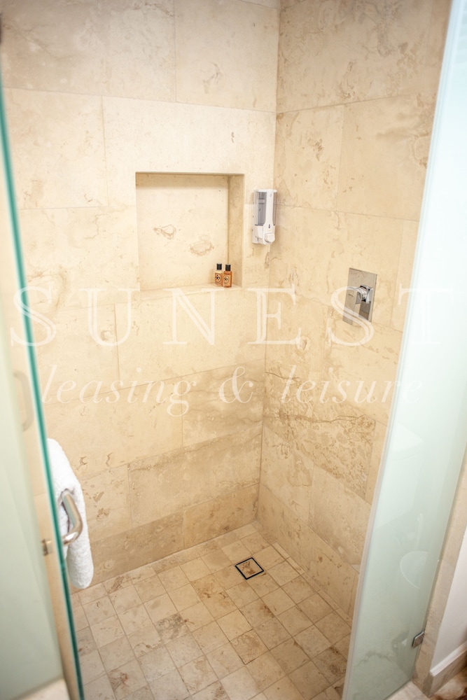 Deluxe Room, 1 King Bed, City View, Tower