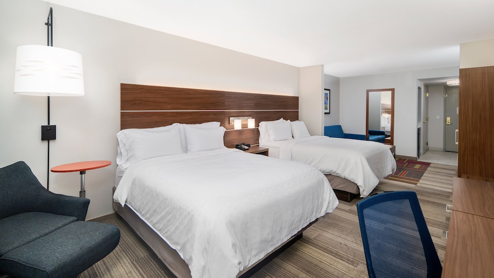 Suite, 2 Queen Beds - Photo 2
