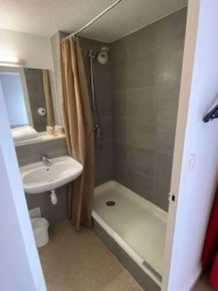 Standard Room, Multiple Beds (1 Double and 1 Single bed) photo 2