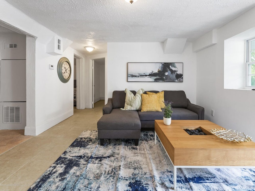 Bsmt Suite Near Stadium w Parking Coffee BBQ AC, Billede 25