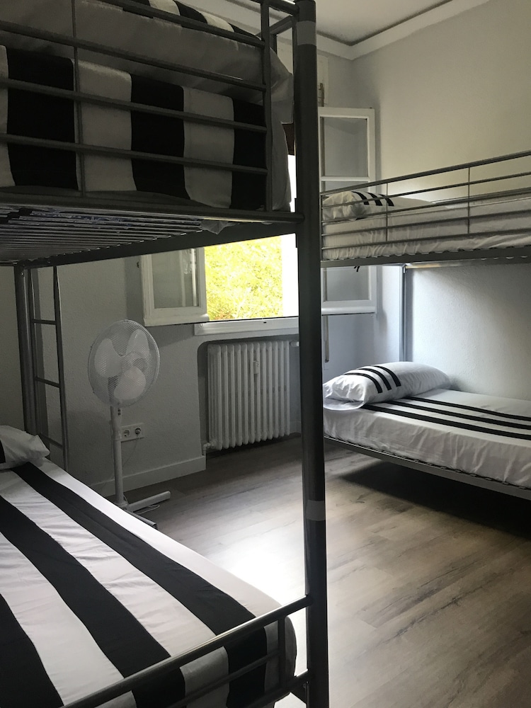 Basic Shared Dormitory, Mixed Dorm (Ariel)