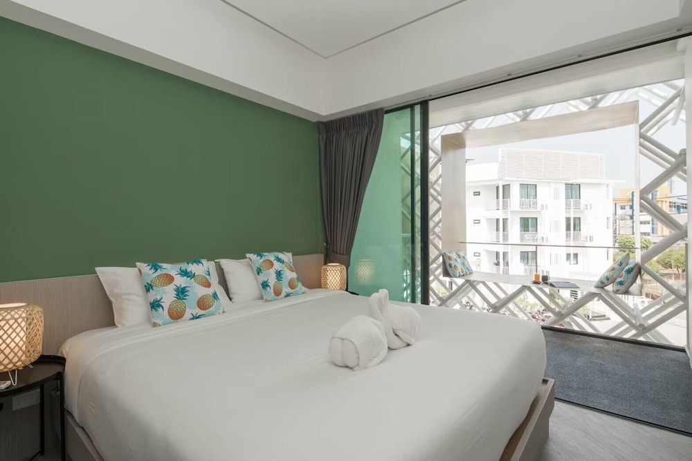 Deluxe Studio, Balcony, Pool View photo 1