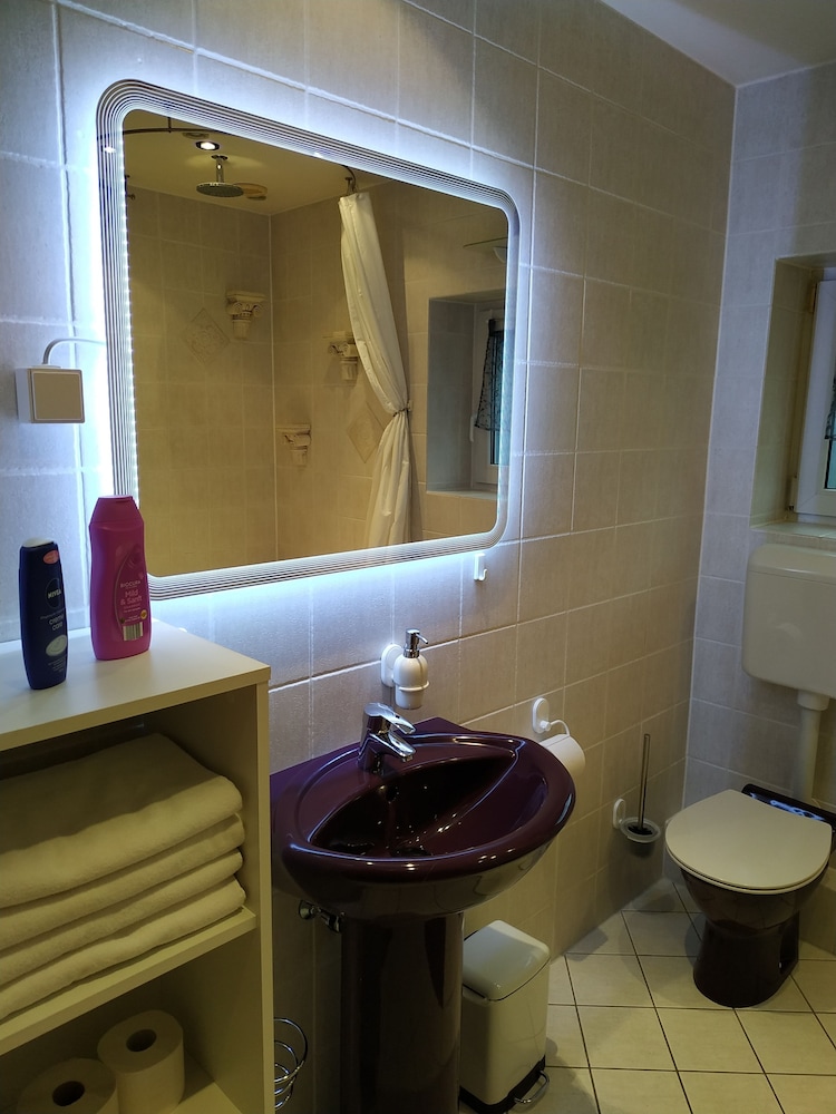 Family Condo, Bathtub photo 3