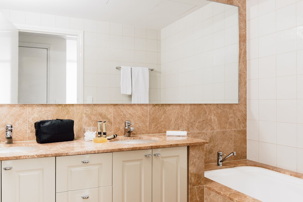 Premium Apartment, 2 Bedrooms, Balcony - Photo 2
