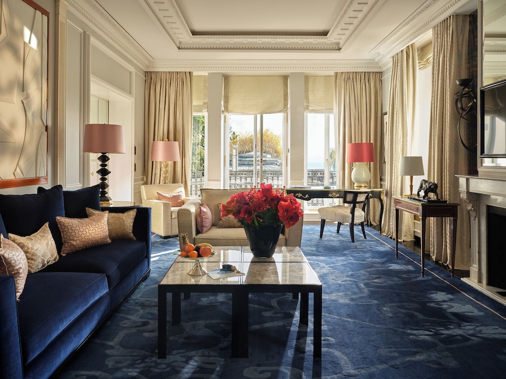 Suite, Lakeside (Corner)