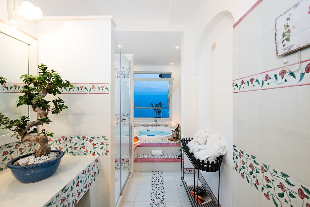 Romantic Suite, 1 King Bed, Hot Tub, Sea View