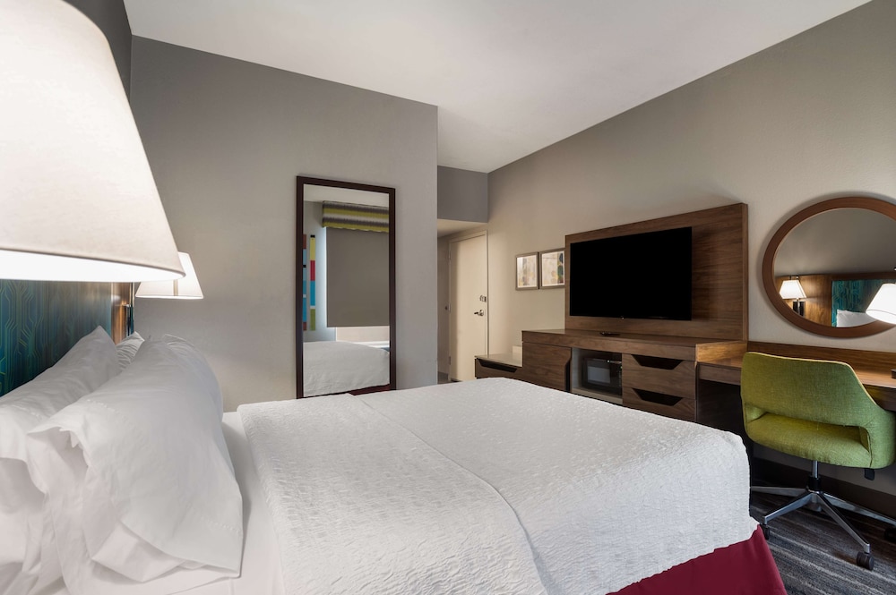 Room, 1 Queen Bed, Accessible, Bathtub - Photo 1