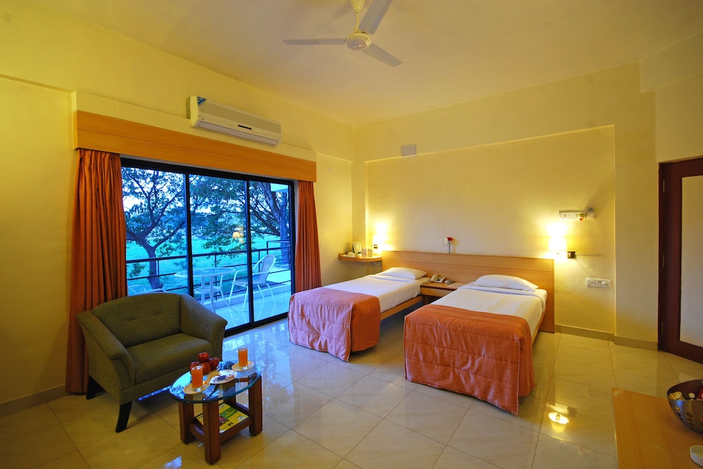 Semi Deluxe Room - Photo 13