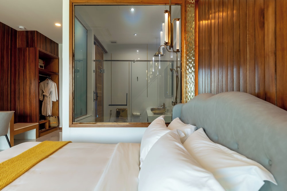 Premier Room Pool Access Deluxe - Photo 6
