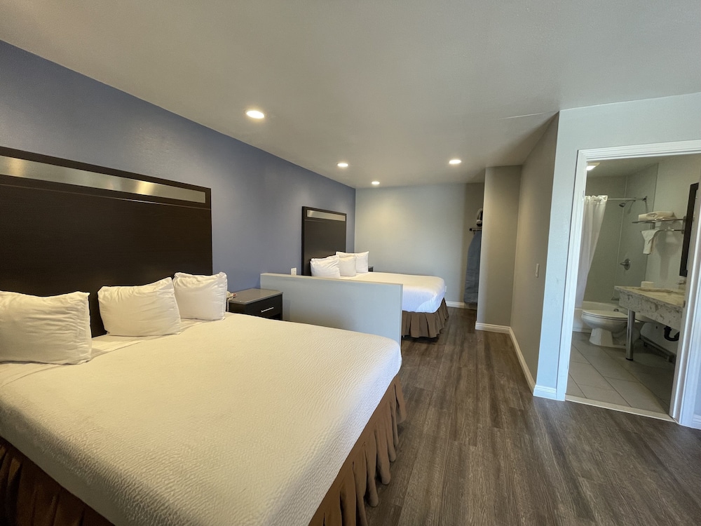 Standard Room, 2 Queen Beds, Non Smoking - Photo 2