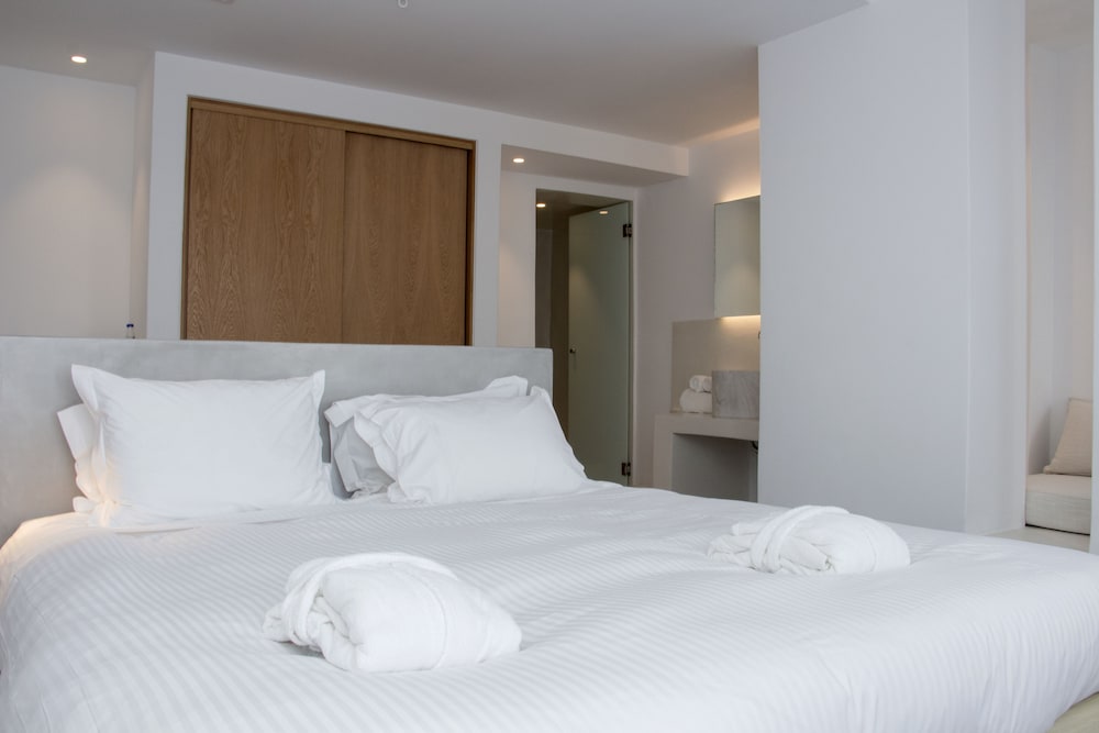 Superior Suite, 1 Queen Bed, Balcony, Sea View - Photo 12