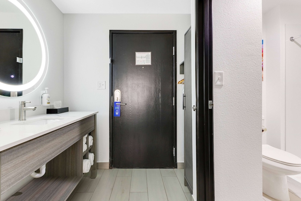 Room, 1 King Bed, Non Smoking - Photo 10