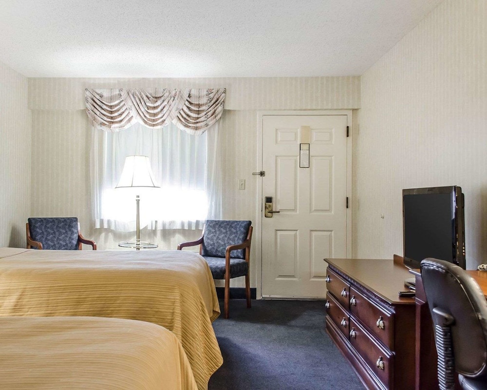 2 Queen Beds 2nd Floor Non Smoking Room photo 3