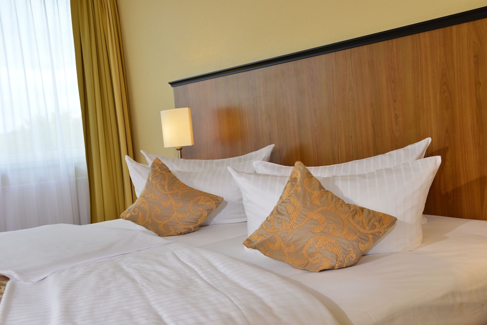 Standard Triple Room (partly Basel or mountain view) - Photo 4