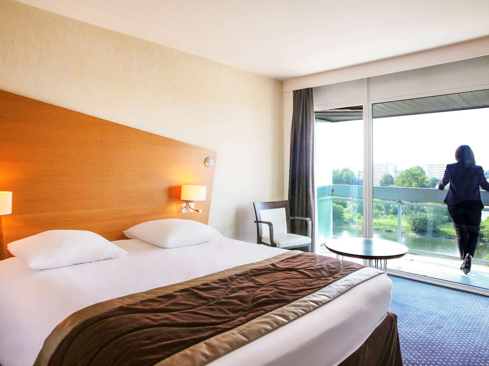 Classic Room, 1 King Bed, Balcony, River View photo 1