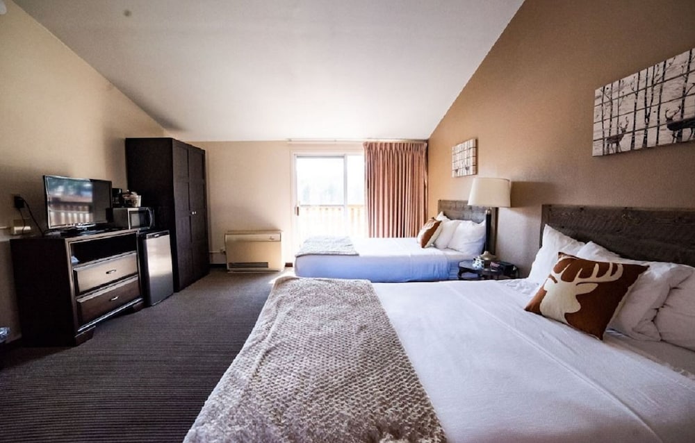 Balcony Room, 2 Queen Beds, Mountain View - Photo 5