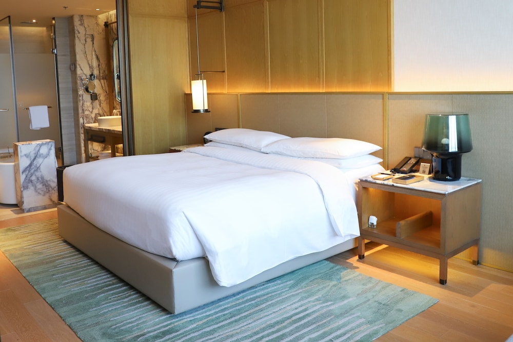 Club Room, 1 King Bed - Photo 5