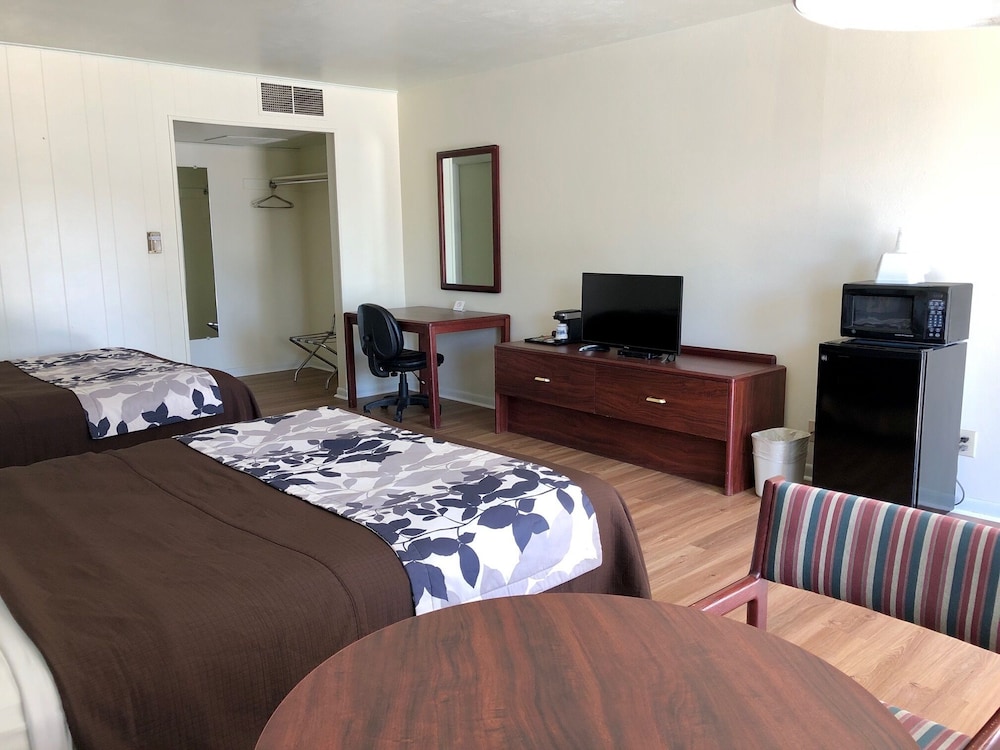 Standard Room, 2 Queen Beds, Non Smoking photo 2