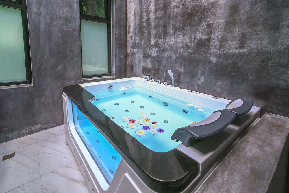 2 Bedroom Jacuzzi Villa - Photo 3