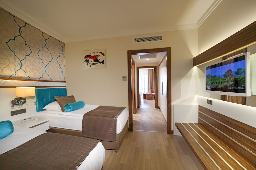Family Room (Land View)