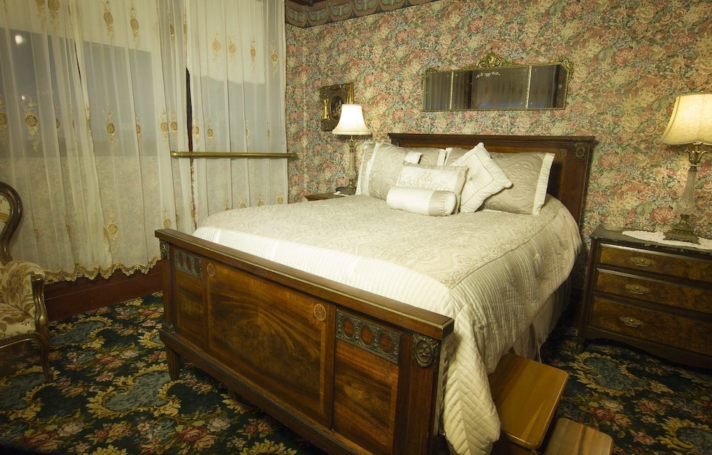 Queen Room photo 2