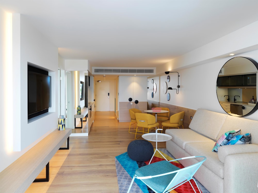 Deluxe Studio, 1 King Bed thumbnail 6